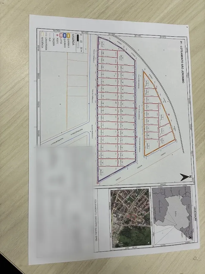 Planta impressa de um loteamento com quadras, lotes numerados e cotas, acompanhada de imagem de satélite e mapa de localização; o carimbo está desfocado